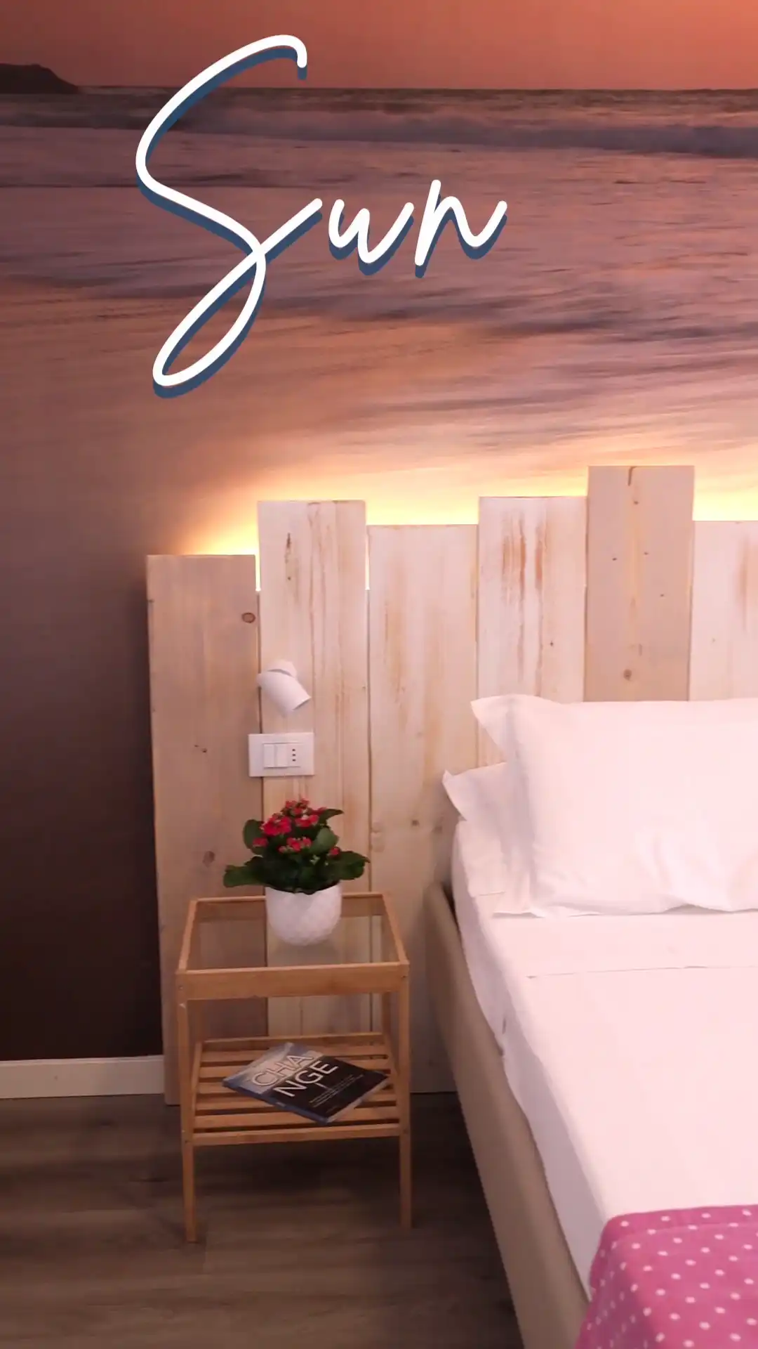 Gemütliches Schlafzimmer mit Holzverkleidung und Nachttisch neben einem Bett.